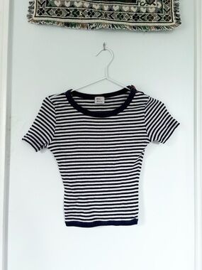 MODES navy striped tee w red cloth button shoulder detail